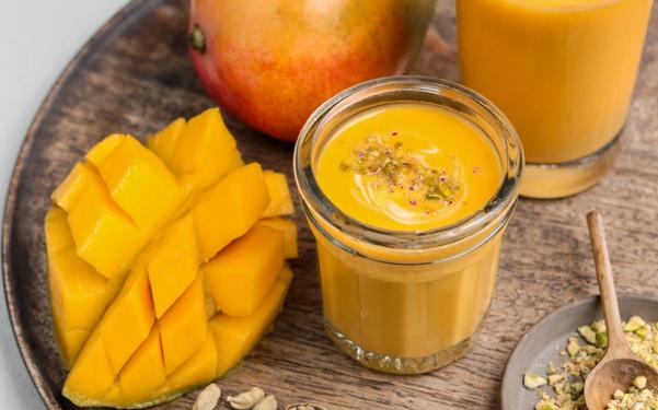 Lassi à la mangue, pistaches et cardamome