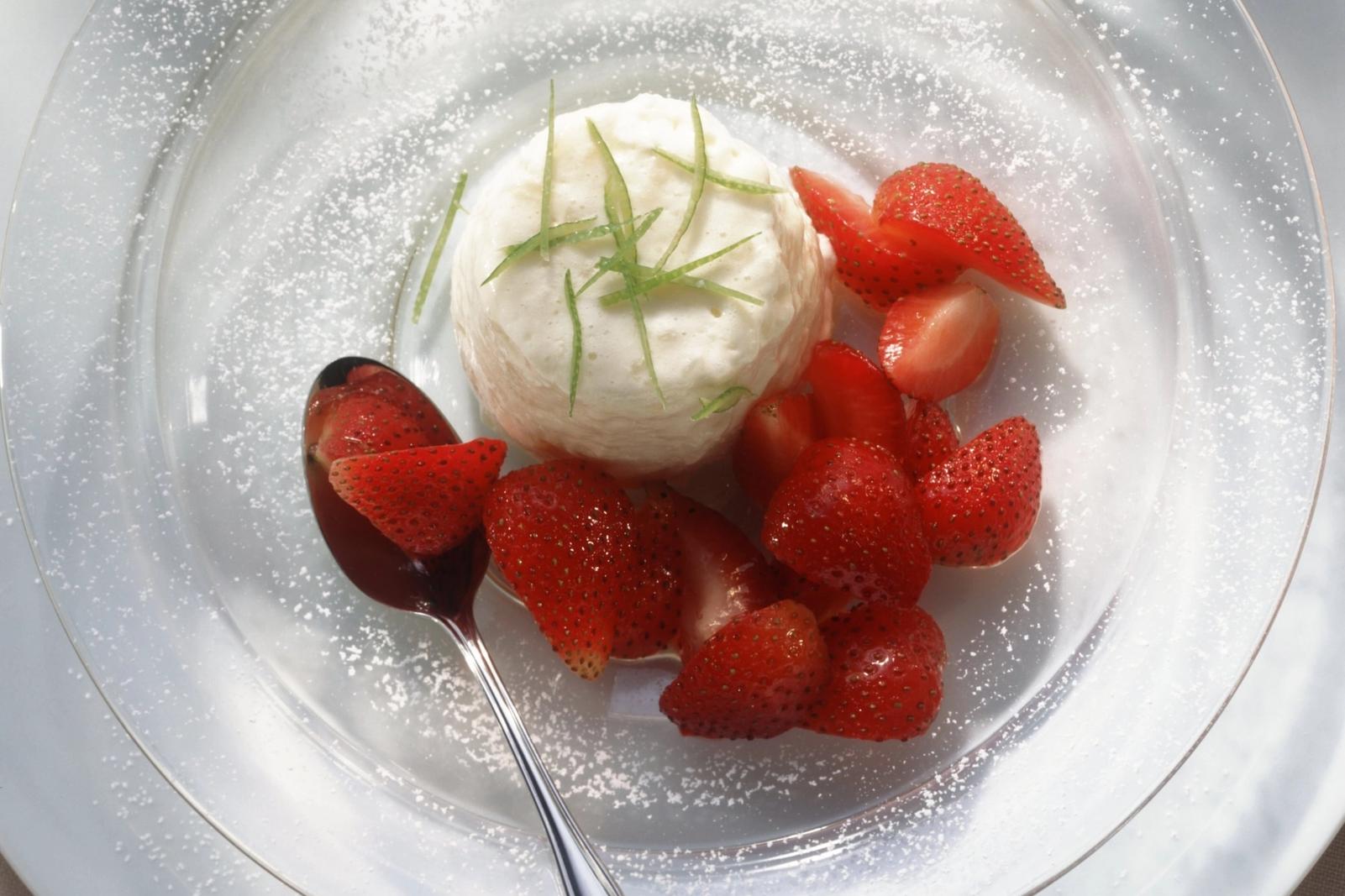 Riz au lait au citron vert et aux fraises fraîches