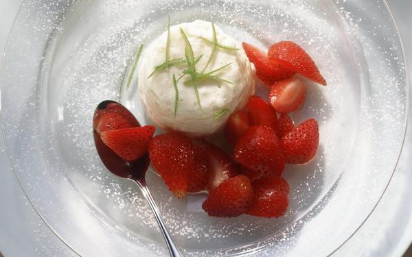 Riz au lait au citron vert et aux fraises fraîches