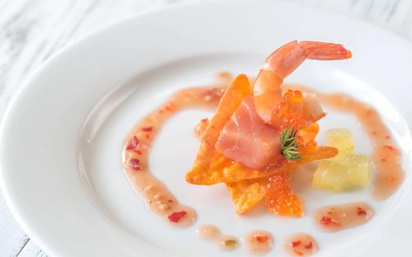 Croustilles de maïs avec crevettes et saumon