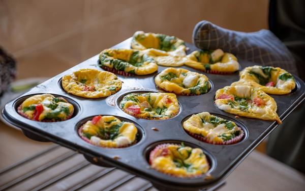 Muffins aux œufs avec épinards et légumes