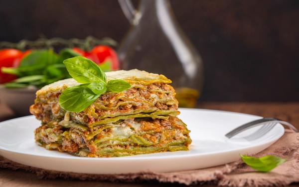 Lasagnes vertes aux épinards, sauce ragu à la viande, béchamel et parmesan