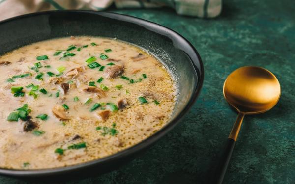 Soupe de viande traditionnelle grecque de Pâques (Magiritsa)
