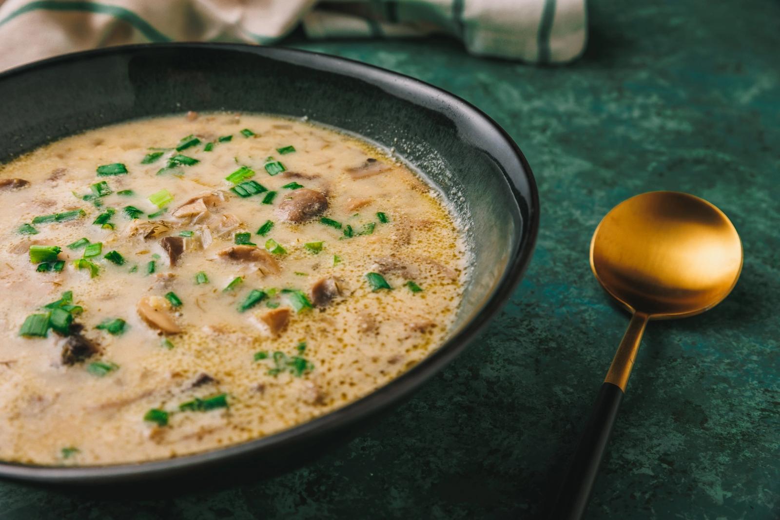 Soupe de viande traditionnelle grecque de Pâques (Magiritsa)