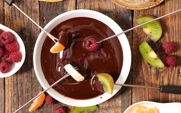 Fondue au chocolat avec des fruits frais