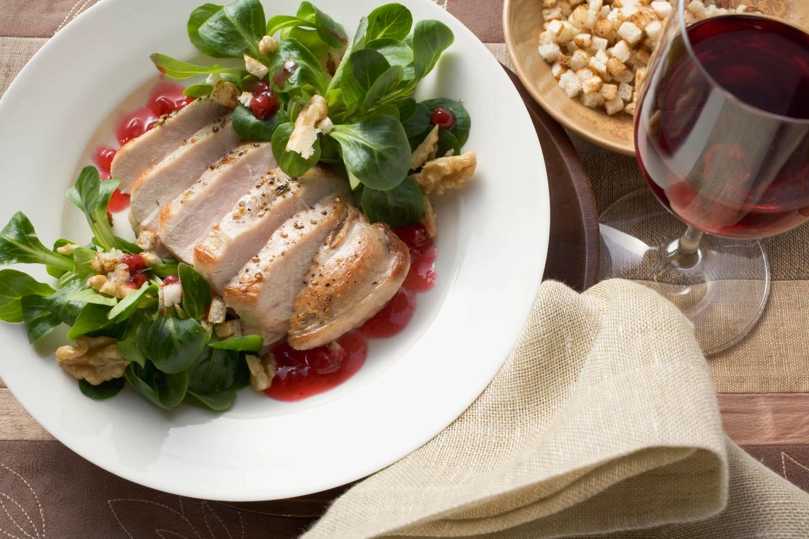 Poitrine de faisan rôtie, sauce aux canneberges et salade de mâche aux noix