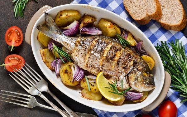 Dorade au four avec pommes de terre et herbes de Provence