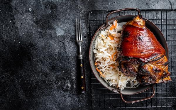 Jarret de porc rôti à l'Allemande (Schweinshaxe) avec choucroute