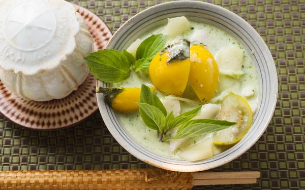 Soupe de coco aux pommes de terre, poisson, aubergines thaïlandaises et basilic
