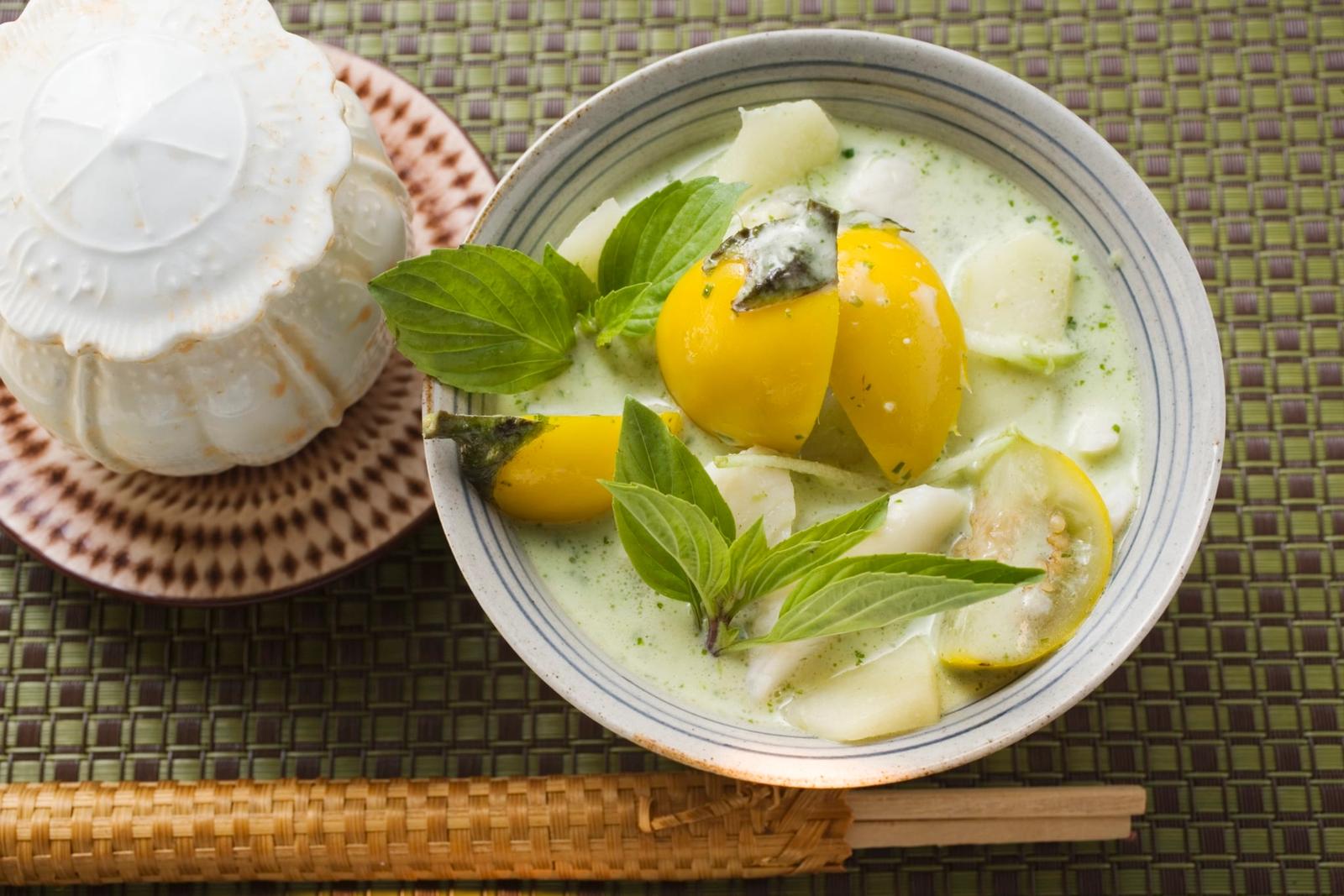 Soupe de coco aux pommes de terre, poisson, aubergines thaïlandaises et basilic