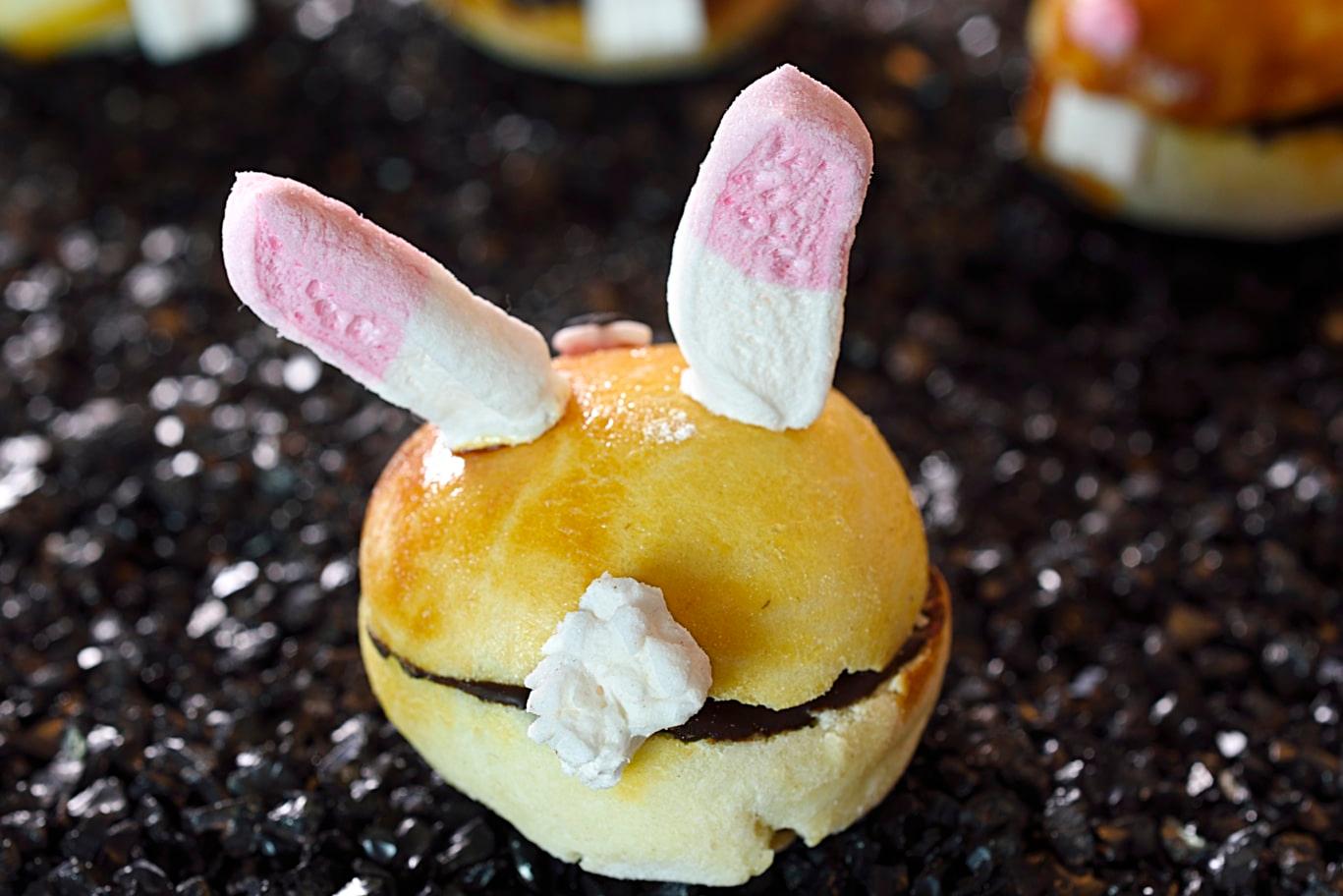 Petits lapins de Pâques briochés au chocolat et aux bonbons