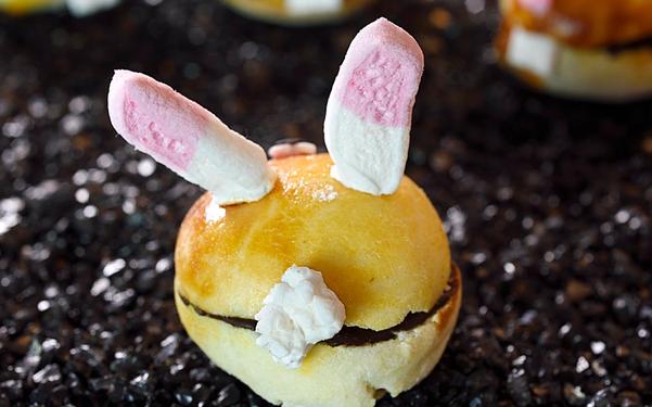 Petits lapins de Pâques briochés au chocolat et aux bonbons