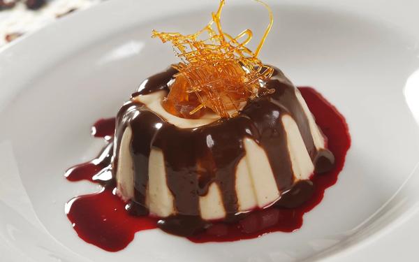 Recette flan à la vanille, caramel et coulis de fruits rouges