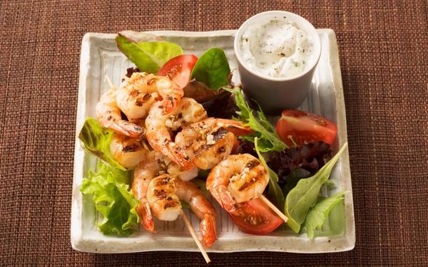Salade composée avec brochettes de crevettes