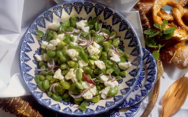 Salade de fèves à la feta et aux oignons rouges