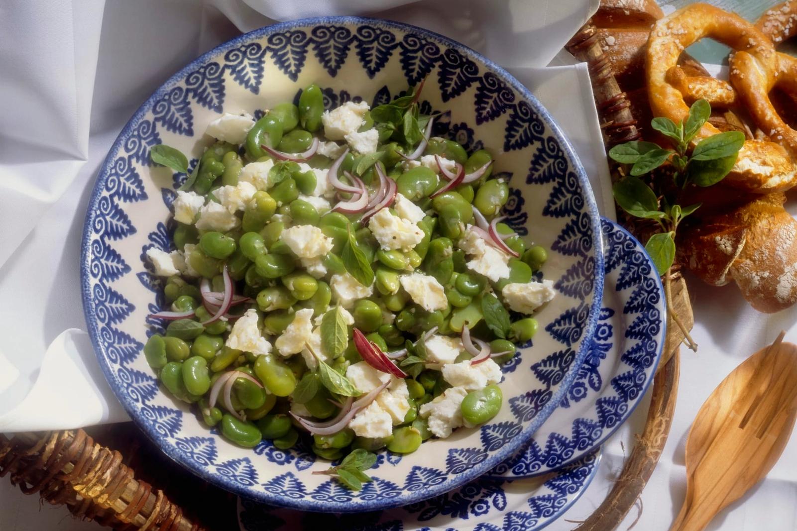 Salade de fèves à la feta et aux oignons rouges