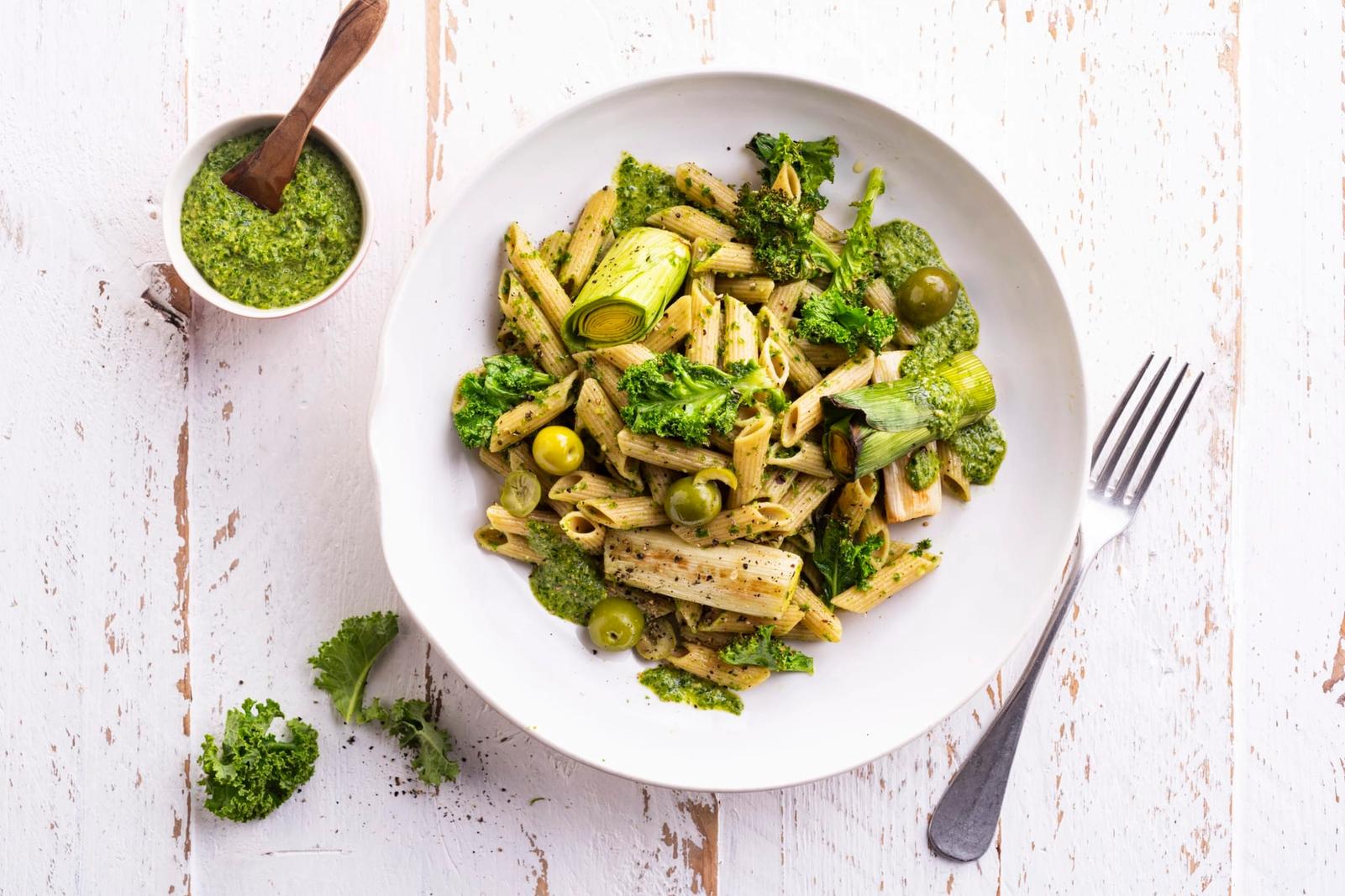 Penne à la sauce pesto, poireau et chou kale