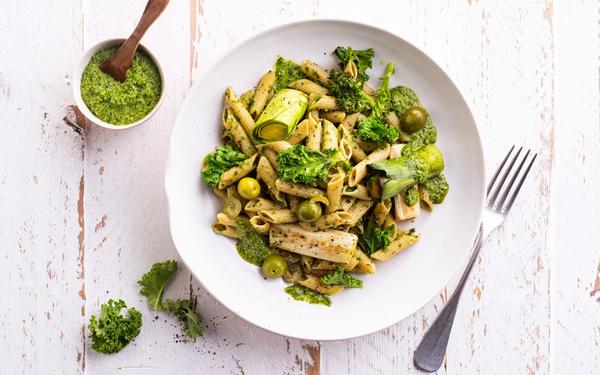 Penne à la sauce pesto, poireau et chou kale