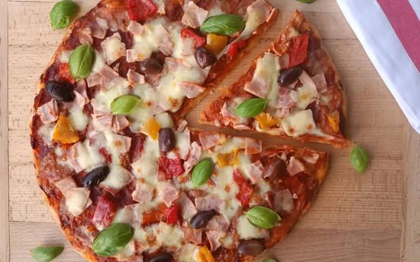Pizza jambon poivrons olives, une délicieuse recette ensoleillée