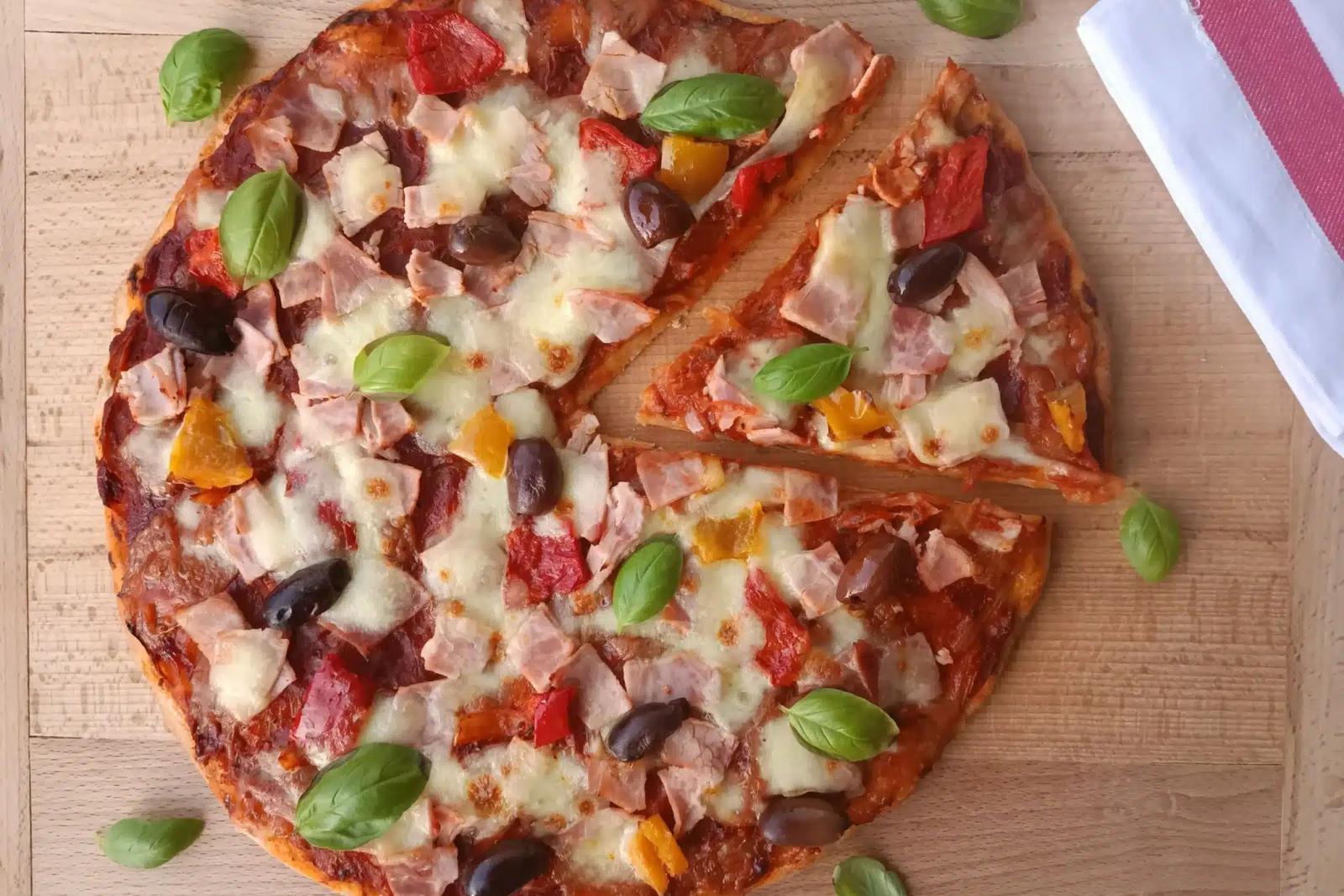 Pizza jambon poivrons olives, une délicieuse recette ensoleillée
