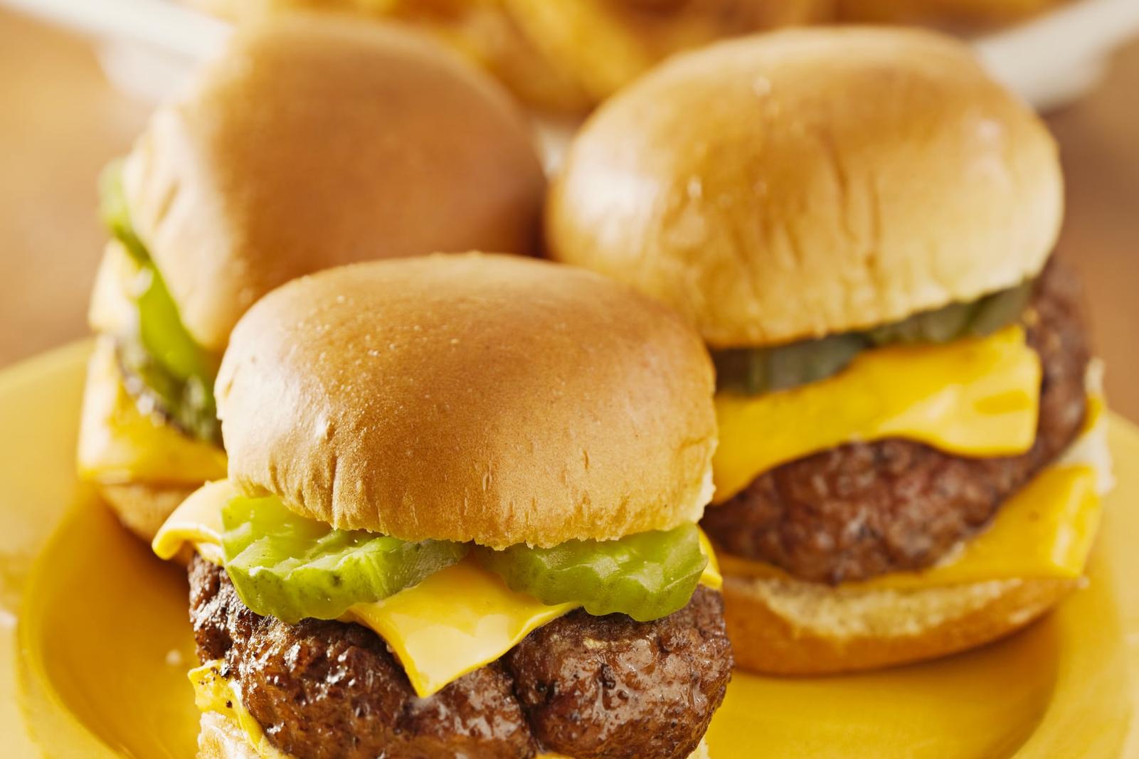 Mini hamburgers au fromage et marinades