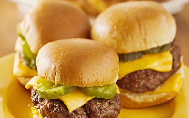 Mini hamburgers au fromage et marinades
