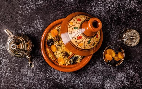 Tajine marocain de poulet aux fruits secs et aux épices