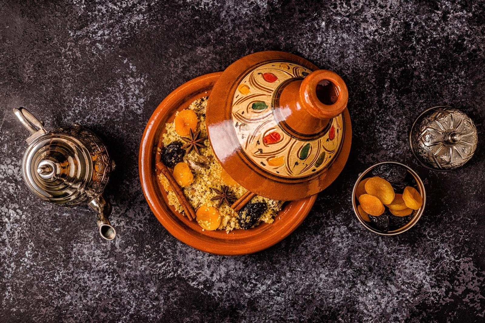 Tajine marocain de poulet aux fruits secs et aux épices