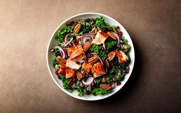 Salade de poisson grillé chou frisé quinoa noix de pécan oignon rouge et grenade