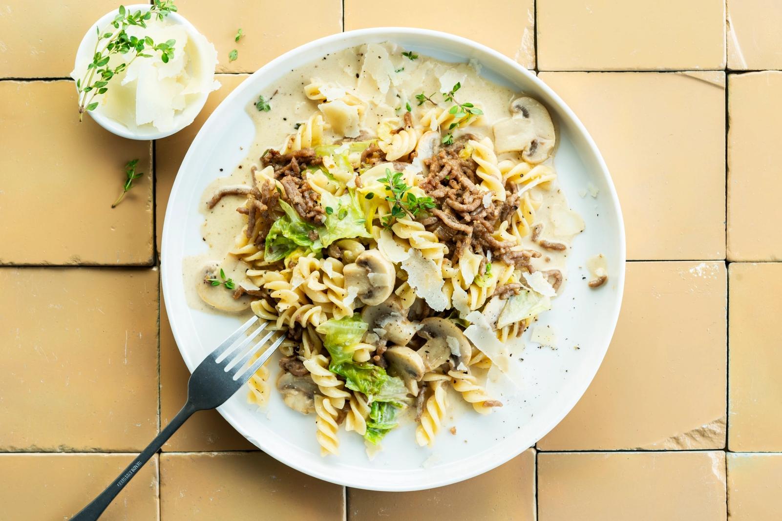 Spirelli à la crème, chou vert, champignon de Paris et haché de viande