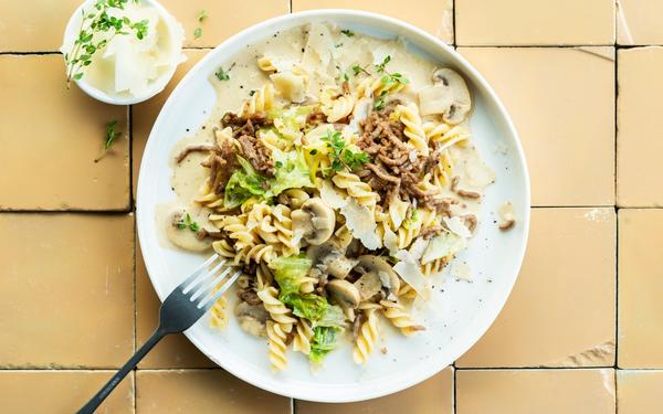 Spirelli à la crème, chou vert, champignon de Paris et haché de viande
