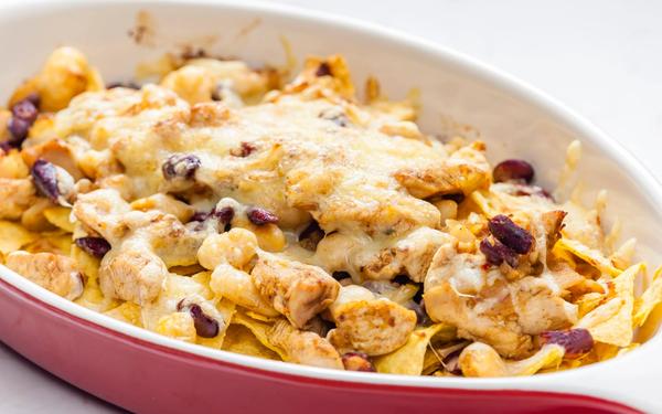 Nachos au four fourrés au poulet, aux haricots rouges et au fromage