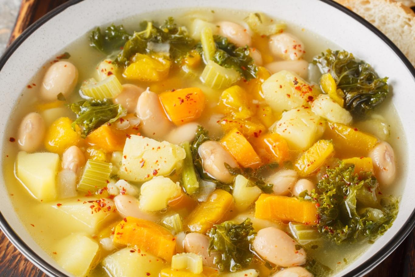 Soupe aux haricots avec citrouille et légumes