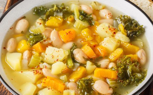 Soupe aux haricots avec citrouille et légumes