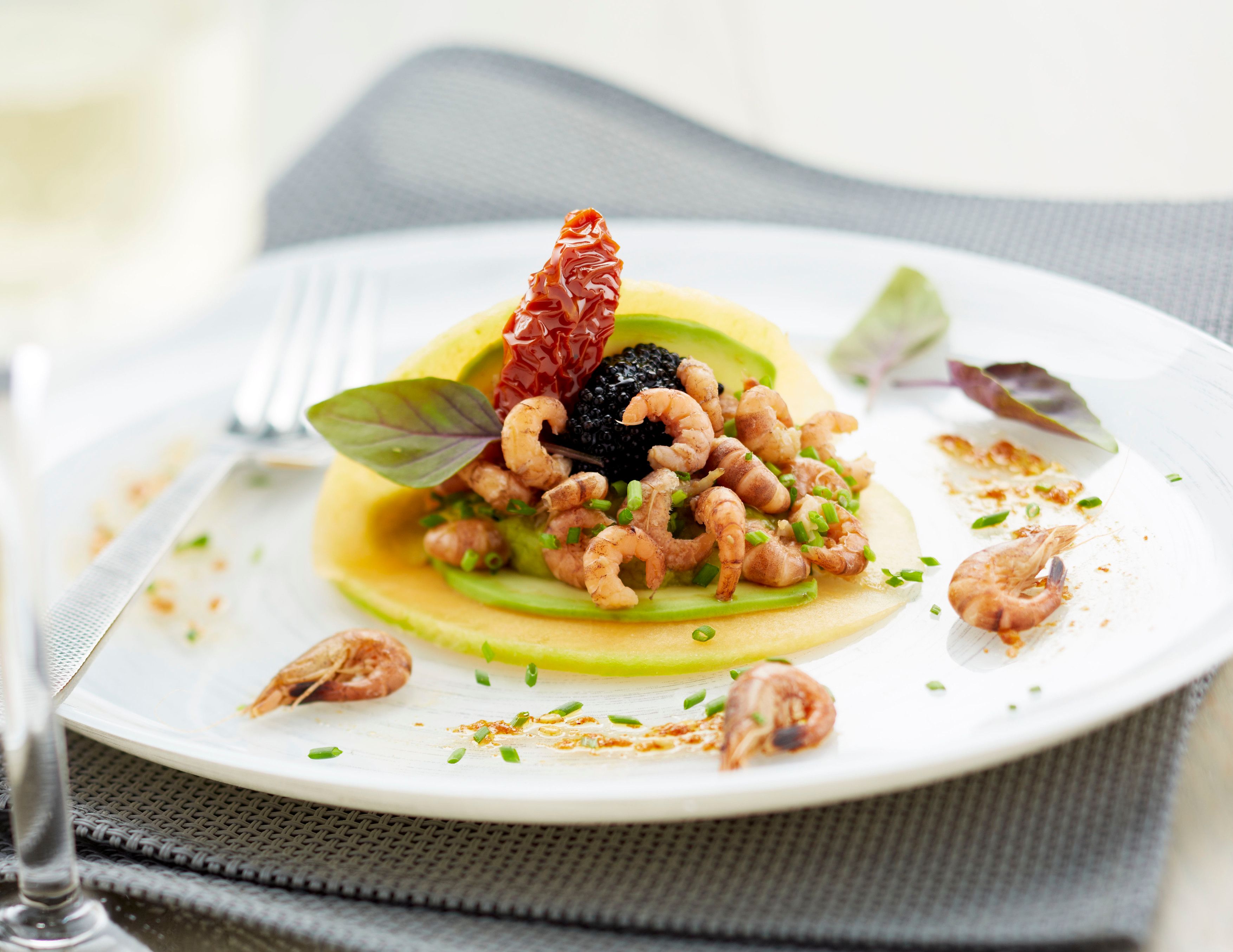 Carpaccio de melon et avocat aux crevettes, guacamole, oeufs de poisson et tomates confites