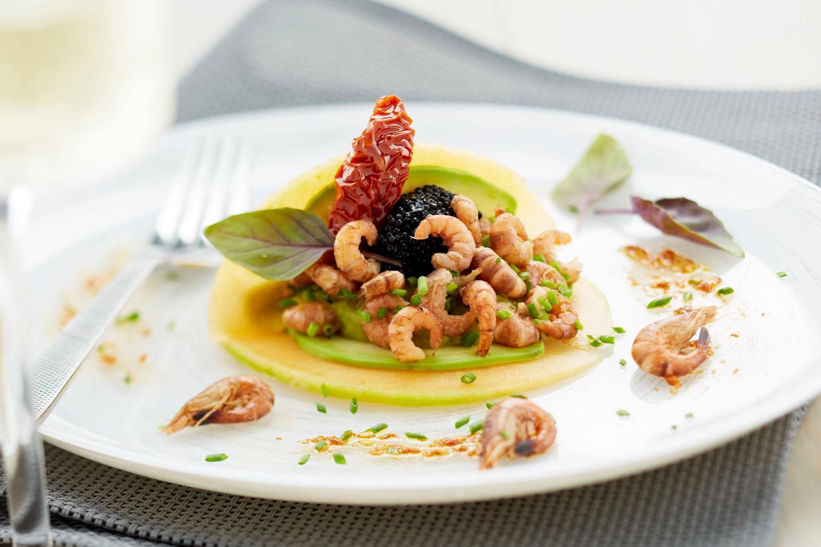 Carpaccio de melon et avocat aux crevettes, guacamole, oeufs de poisson et tomates confites