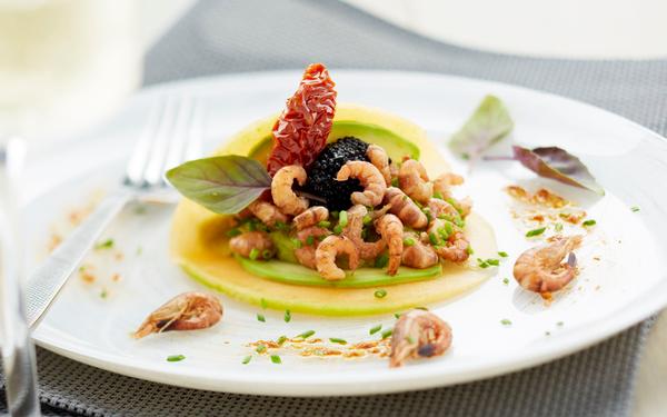 Carpaccio de melon et avocat aux crevettes, guacamole, oeufs de poisson et tomates confites