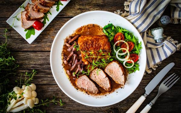 Longe de porc rôtie et ses champignons en sauce