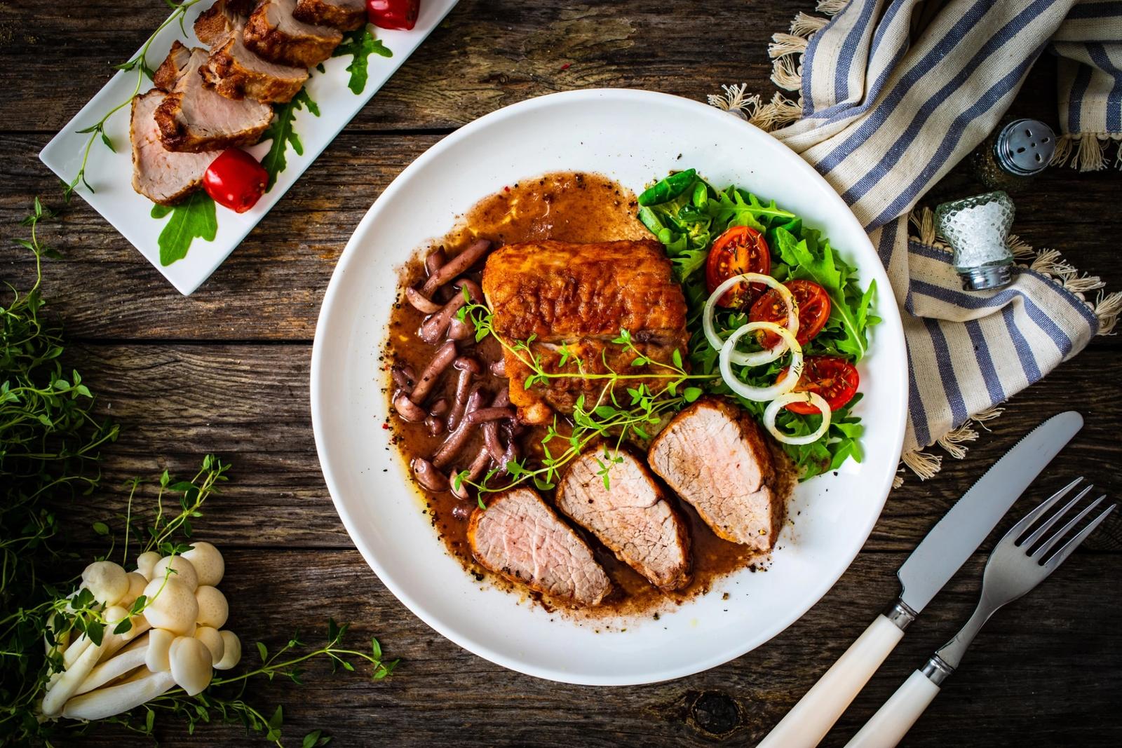 Longe de porc rôtie et ses champignons en sauce