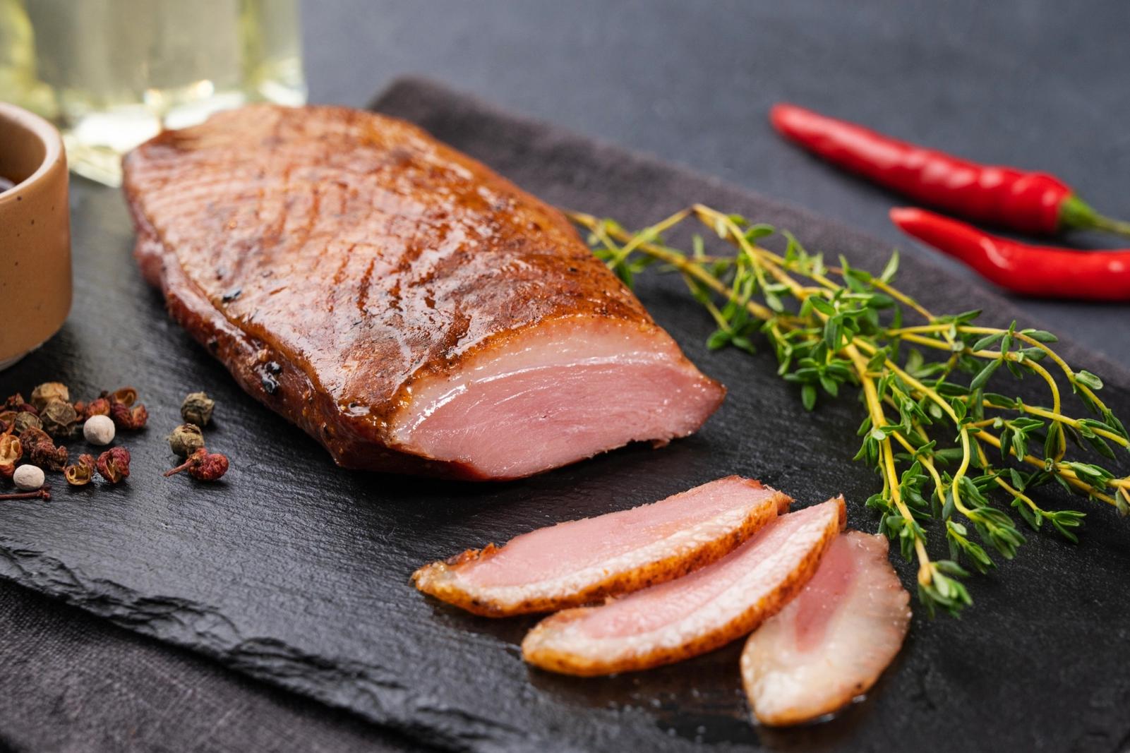Magret de canard mariné aux épices, grillé et herbes fraîches