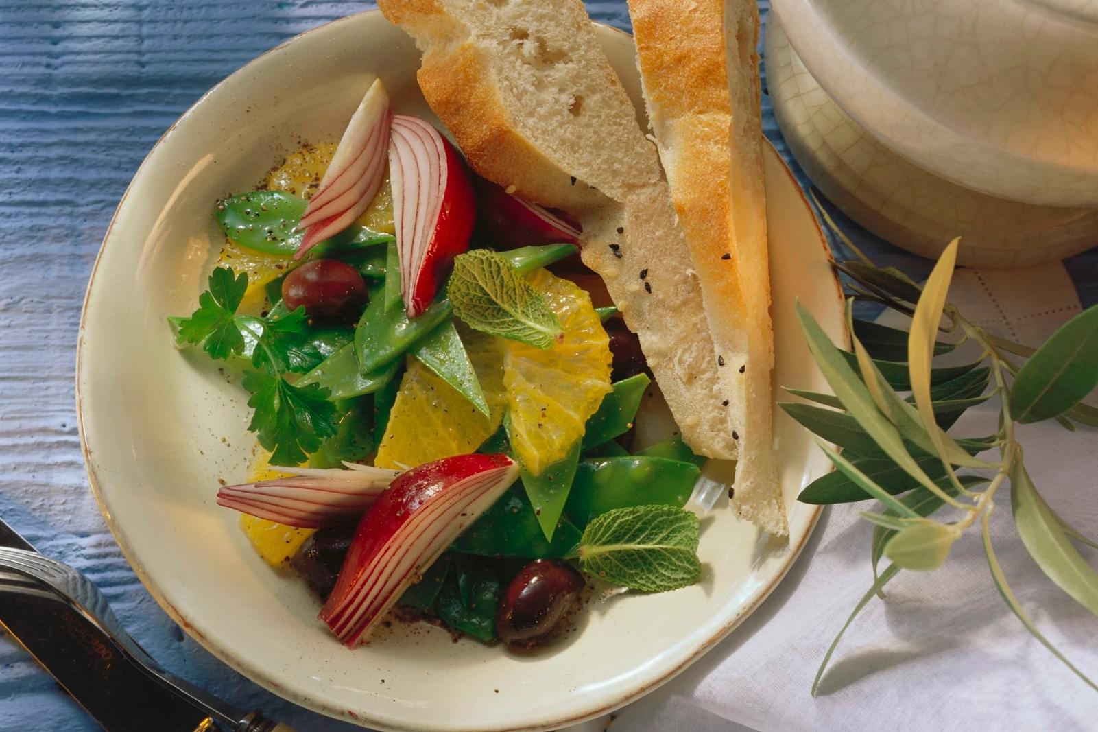 Salade de mangetout, orange et olives