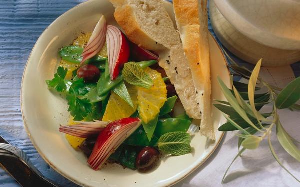Salade de mangetout, orange et olives