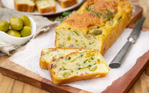 Cake salé aux olives, courgettes, jambon et fromage