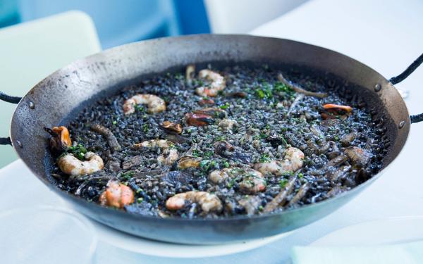 Paella noire au calmar et pesto de pistache