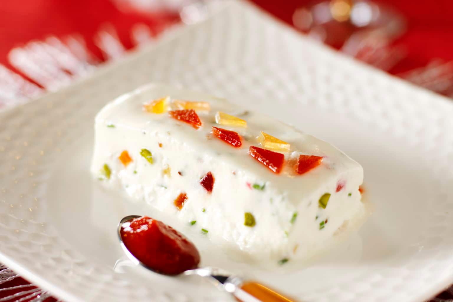 Fromage de chèvre aux fruits confits en forme de nougat