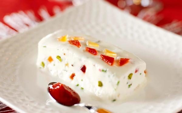 Fromage de chèvre aux fruits confits en forme de nougat