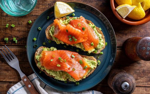 Toast à l'avocat et au saumon fumé