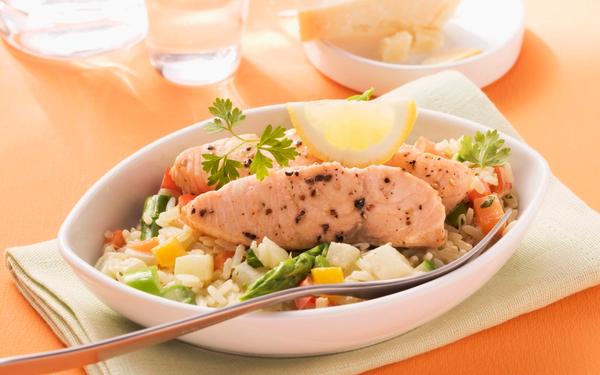 Saumon sur lit de riz aux légumes