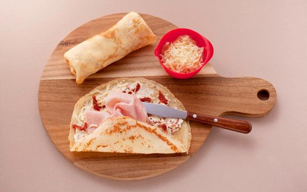 Crêpes aux tomates séchées, au jambon et à la mozzarella râpée