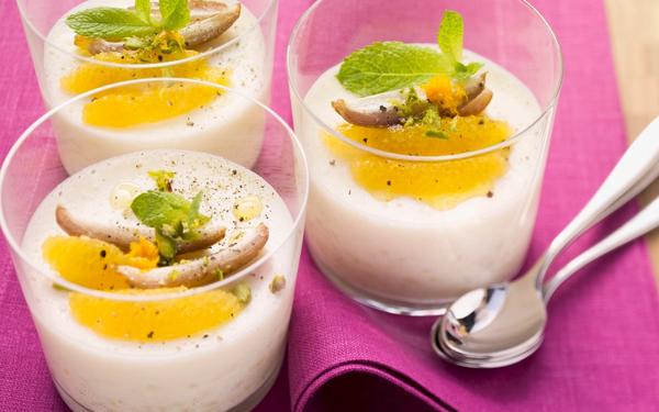 Riz au lait à l’orange, pistaches et éclats d’amandes